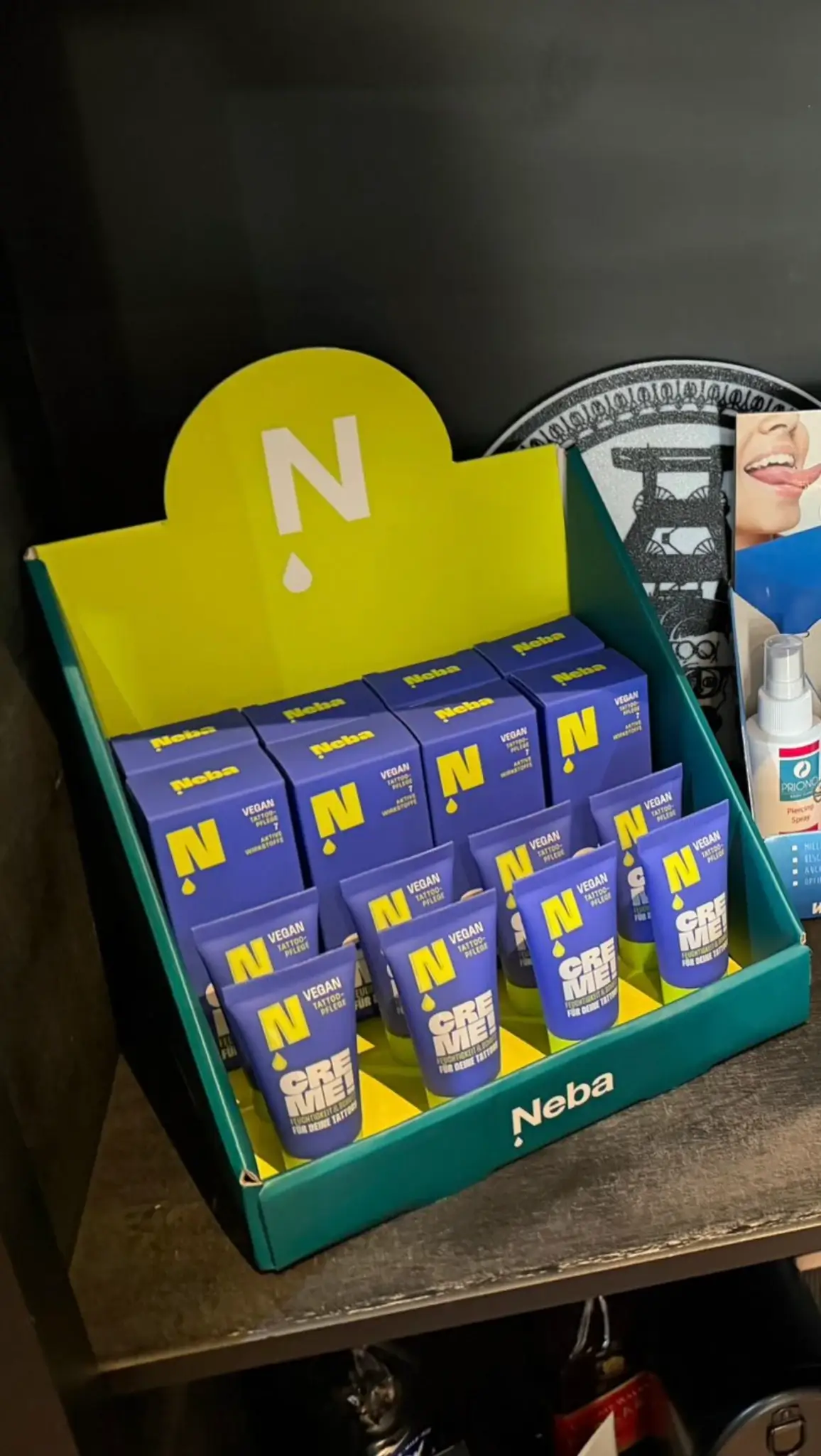 Neba Aftercare Creme Display im Kundenbereich eines Tattoo Studios
