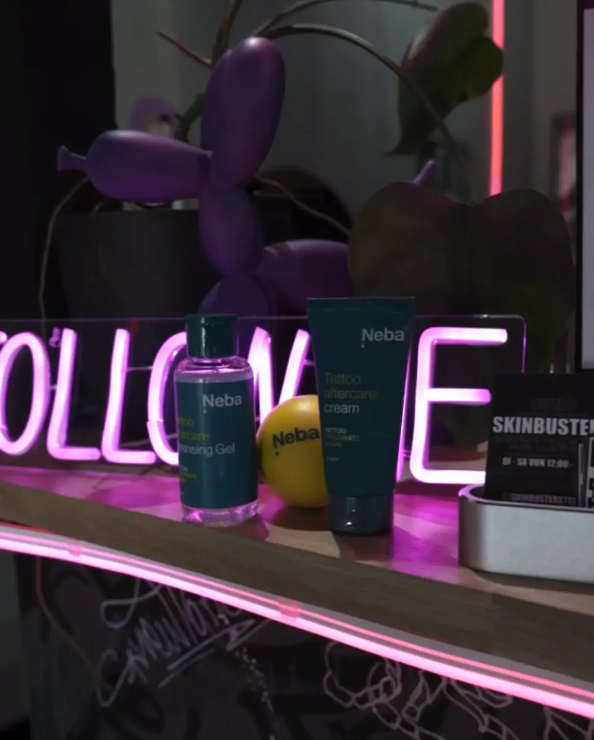 Neba Reinigungsseife und Neba Aftercare Creme auf der Ladentheke eines Tattoo Studios