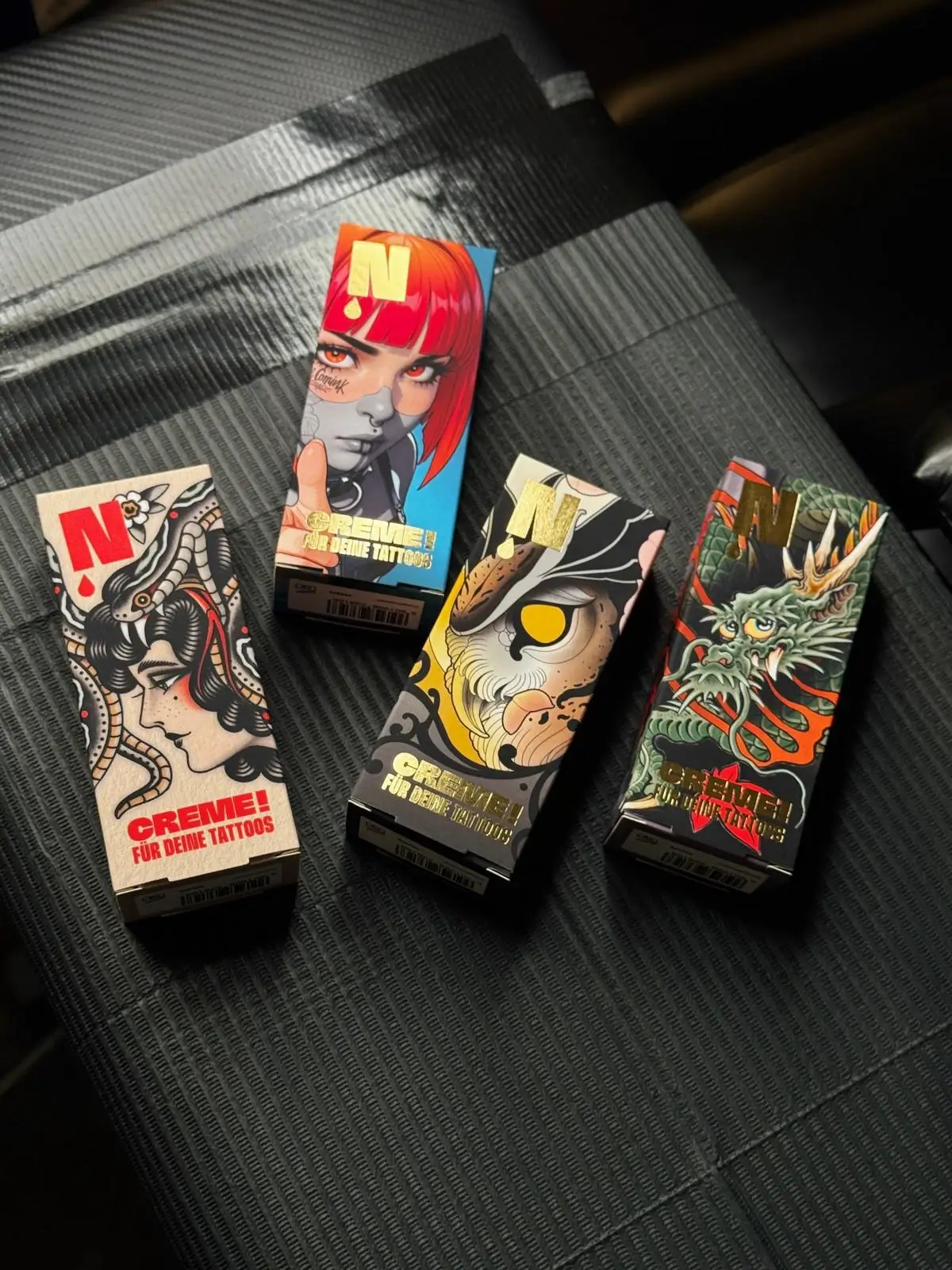 Neba Artist Boxen von Cedric Weber, Sandor Jordan, the.comink und Robin Kemper auf einem Tattoo Arbeitsplatz